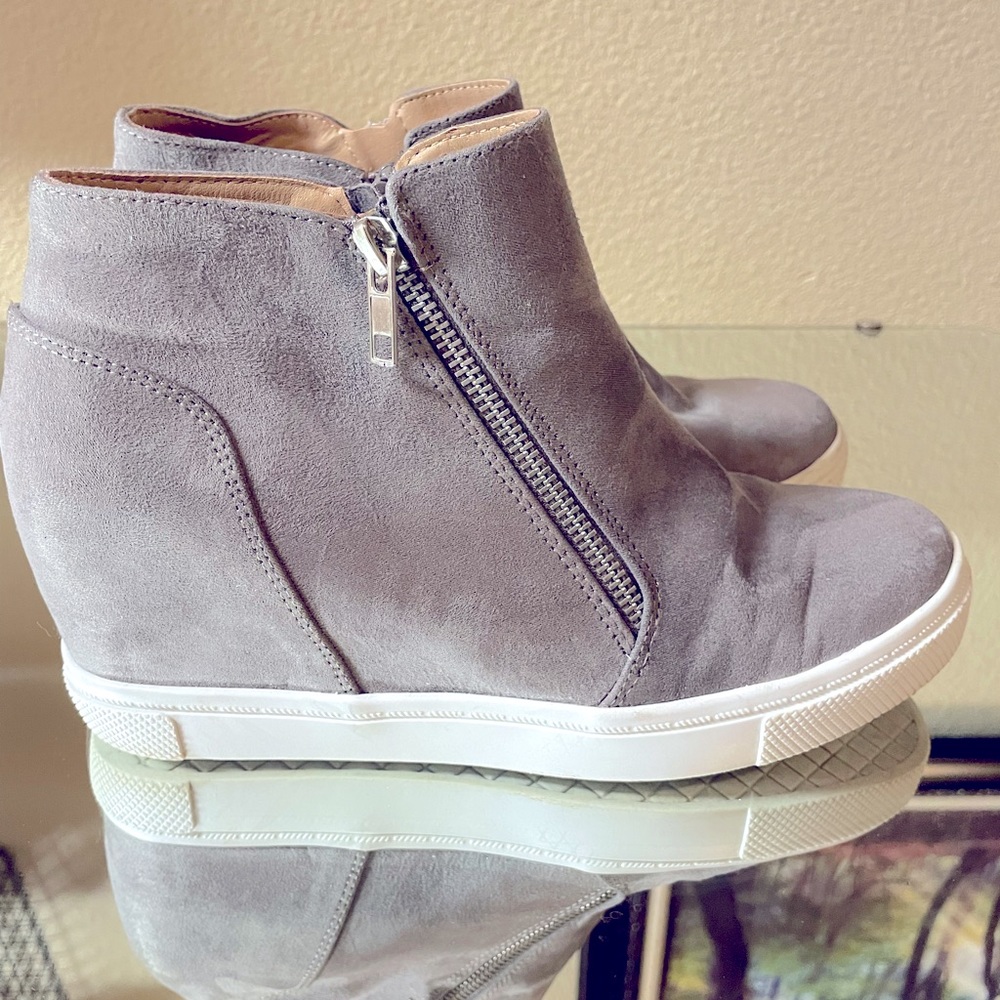 Size 8 1/2 brash wedge tennis shoes.